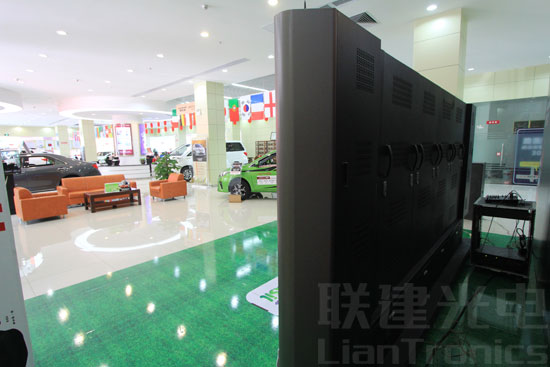 广汽丰田大兴大宝4S店LED商用显示一体机 【时间】2014-7-7 11:38:06 【来源】Liantronics 联建光电 项目名称:广汽丰田大兴大宝4S店LED商用显示一体机 项目行业:连锁门店 屏幕型号:AP164 屏幕面积:164英寸 安装时间:2014年 广汽丰田是汽车行业的知名品牌之一,也是在中国销量最高的汽车品牌之一。近日,广丰携手联建光电,在其深圳大兴大宝4S店放置了一台LED商用显示一体机,用以展示广汽品牌靓车的风采。 该LED商用显示一体机是联建光电于2013年推出,专用于高端商业