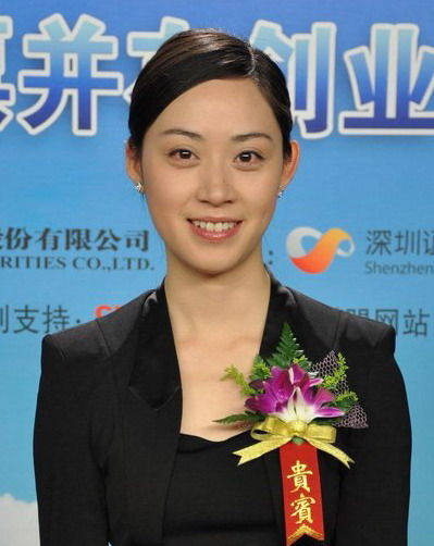 美女董事长吴燕很甜(照片)
