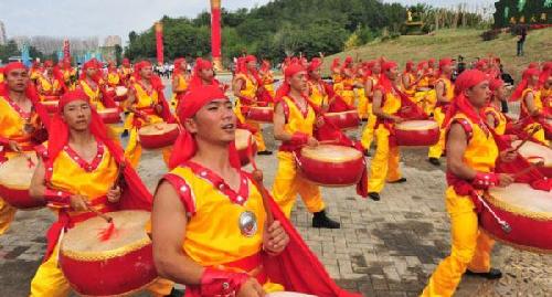 敲锣打鼓进江山,载歌载舞。