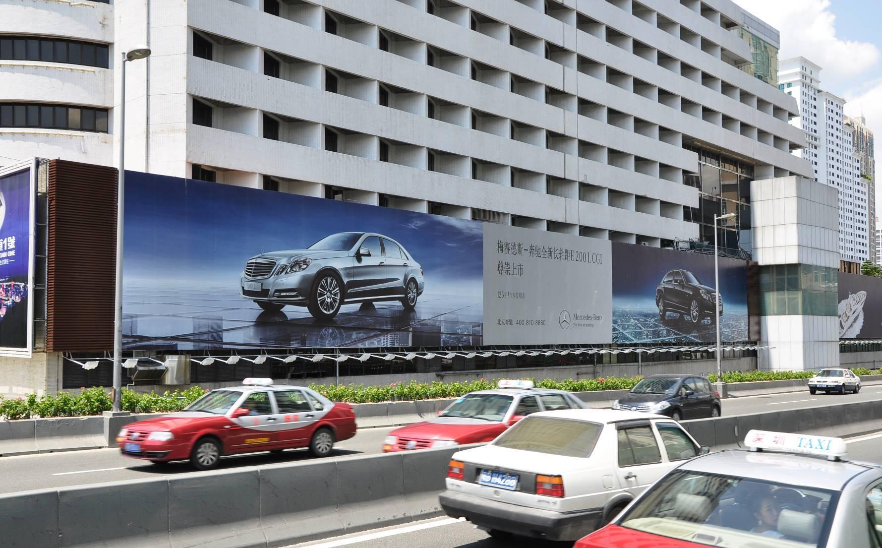 新都酒店外墙的奔驰车广告是易简做的吗?
