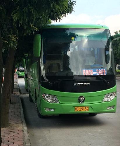 东信和平员工待遇好,每天有十辆大巴车接送上