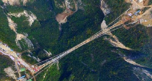 玻璃索道桥合拢更添一道独到到风景线