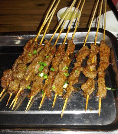 王者归来,大家干杯!烤鸭肉串吃.
