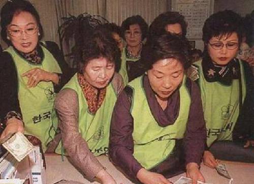 1997年亚洲金融危机,韩国民众坚持持有本币拿