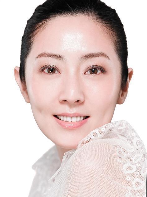 2003年公司在香港联交所创业板上市,张玉珊她成为香港最年轻的上市