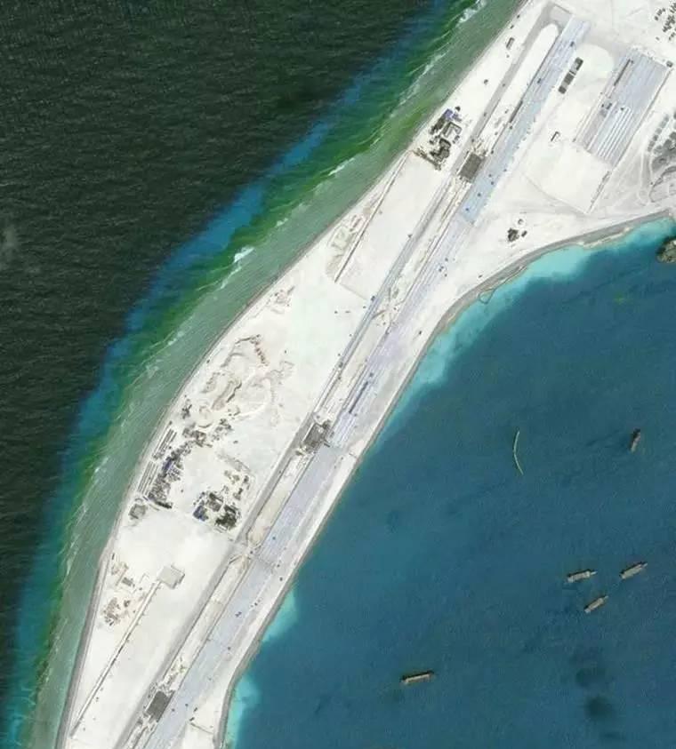 中国2架客机在美济礁渚碧礁新建机场试飞成功