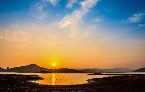 东旭光电目前只是一轮旭日,距离艳阳高照的产