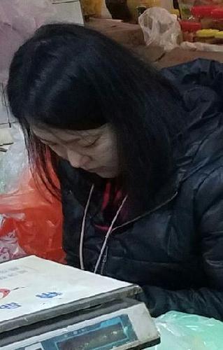 江南某菜场惊现豆腐西施炒股,偷拍的,大家说怎