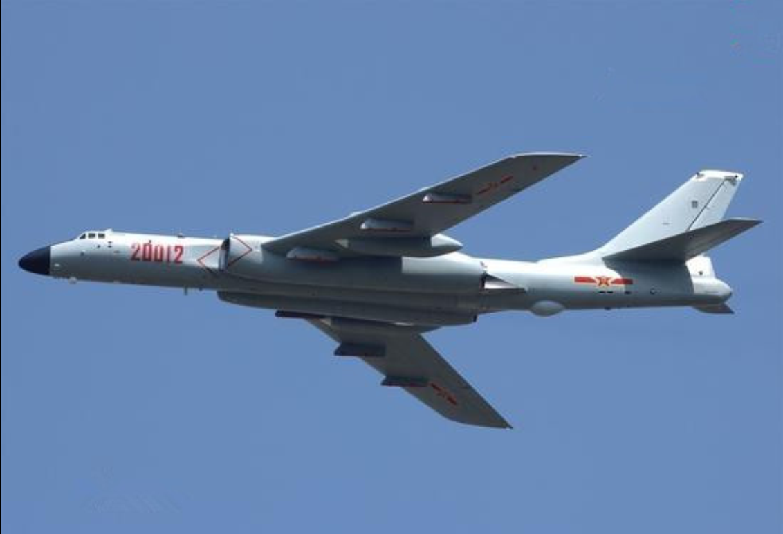 疑似轰6最新改进型首飞 可空中加油作战半径猛