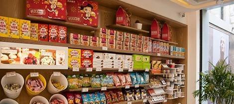 品铺子营收45亿元,其中线上销售额占12亿元(待考),电商模式与线下店铺