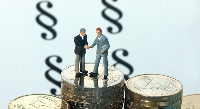 理财规模大降,警惕货币基金流动性风险。钛白