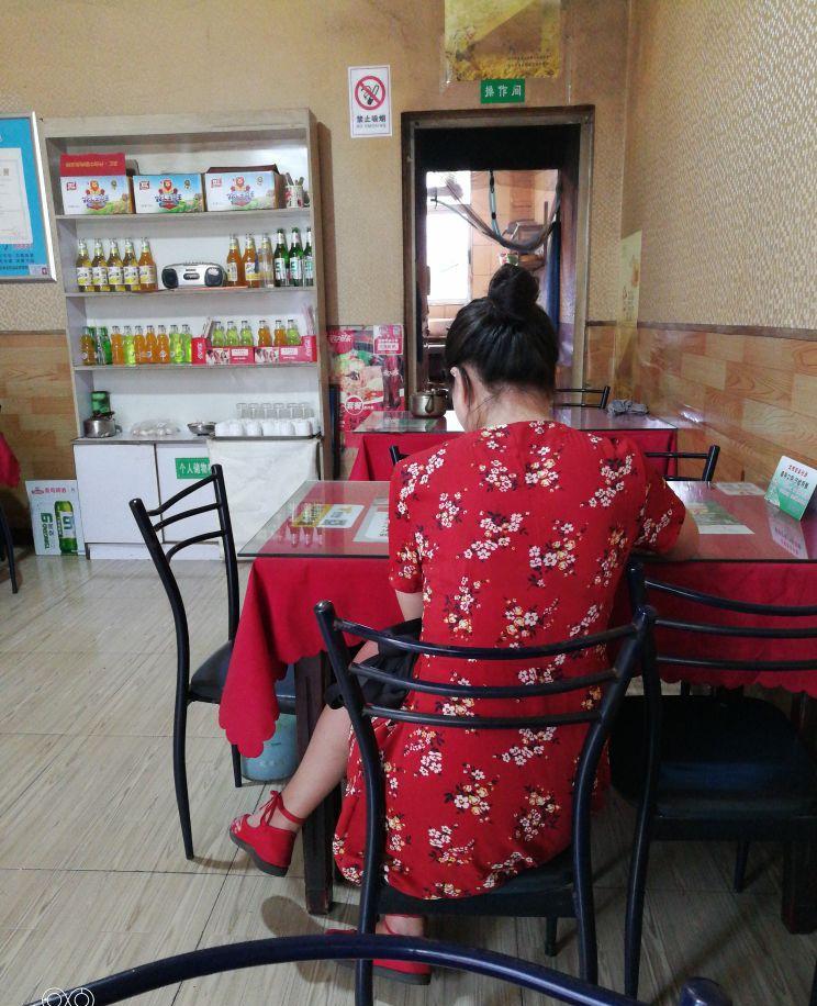吃饭时对面坐了个美女,怎么办