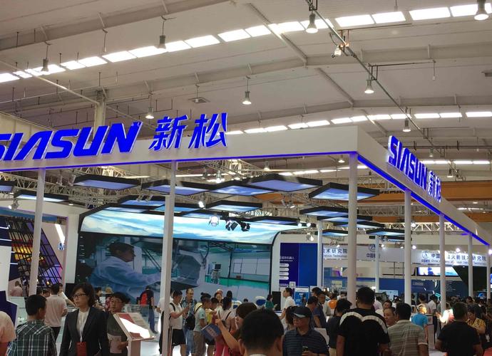 去看了看世界机器人大会,新松展台一个机器人