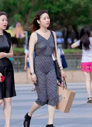 美女,谁不爱看啊?跟好色有个毛关系.