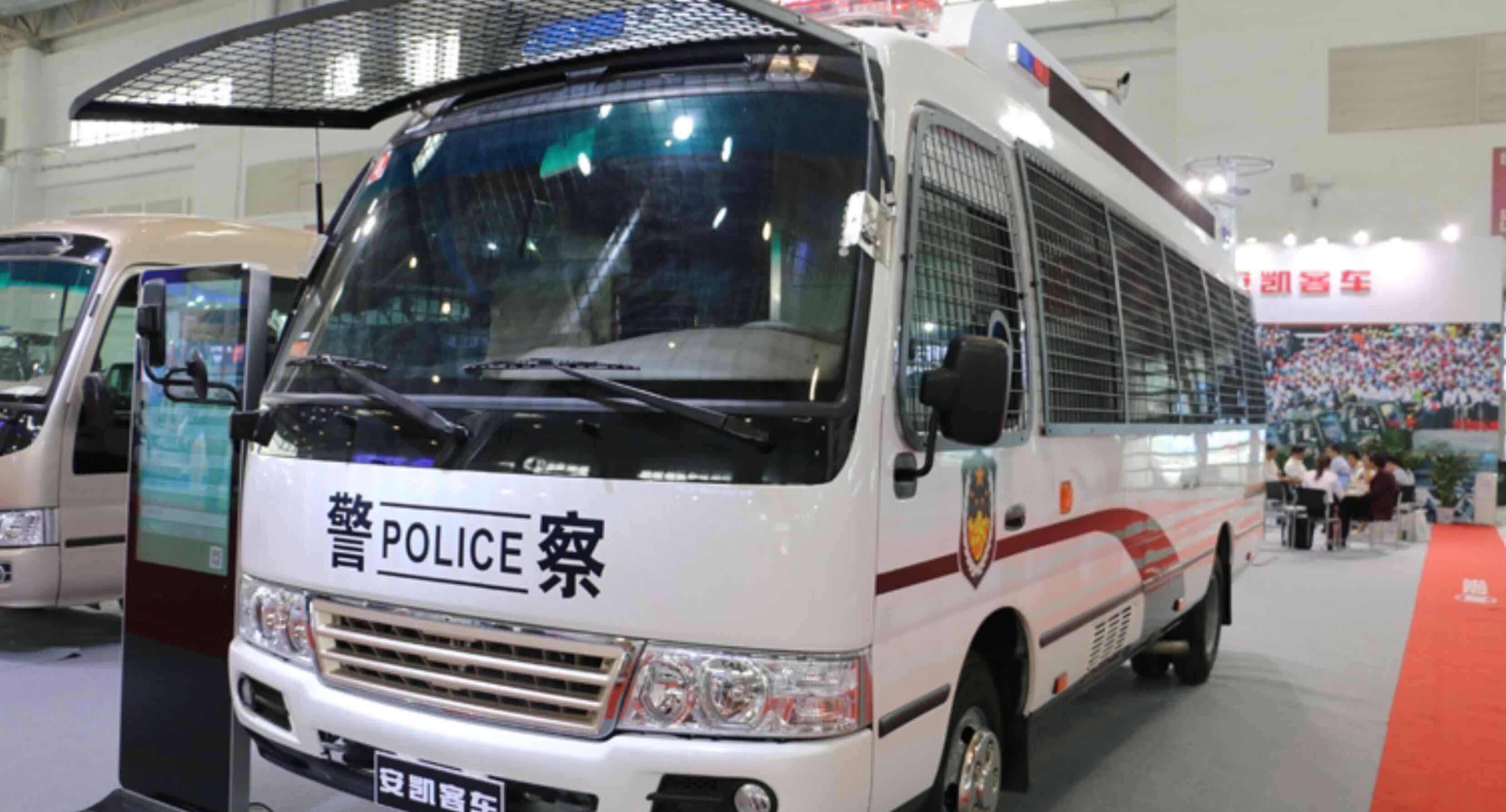 : 老兄。安凯客车,只能算是新能源客车类的潜力龙头。 不能叫新能源车龙头。安凯当不了新能源车的龙头。 新能源车:包括轿车,客车,物流运输式,冷藏车等等。而安凯只生产其中的客车。品种太单一。成为了新能源车的龙头。 这是安凯客车的不足之处。品种单一,竟争力弱,并且失去新能源车的许多市场(轿车的,运输车的,储存车的等等)