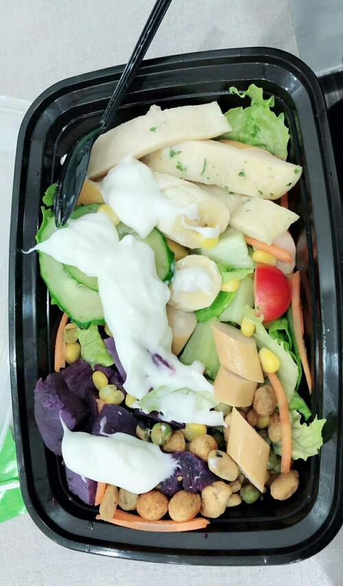 晚上吃点水果,留着肚子明天吃肉了,把股友去掉