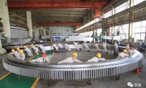 中国最大,最重,精度最高剖分式特大型转盘轴承在洛轴下线 近日,中国最
