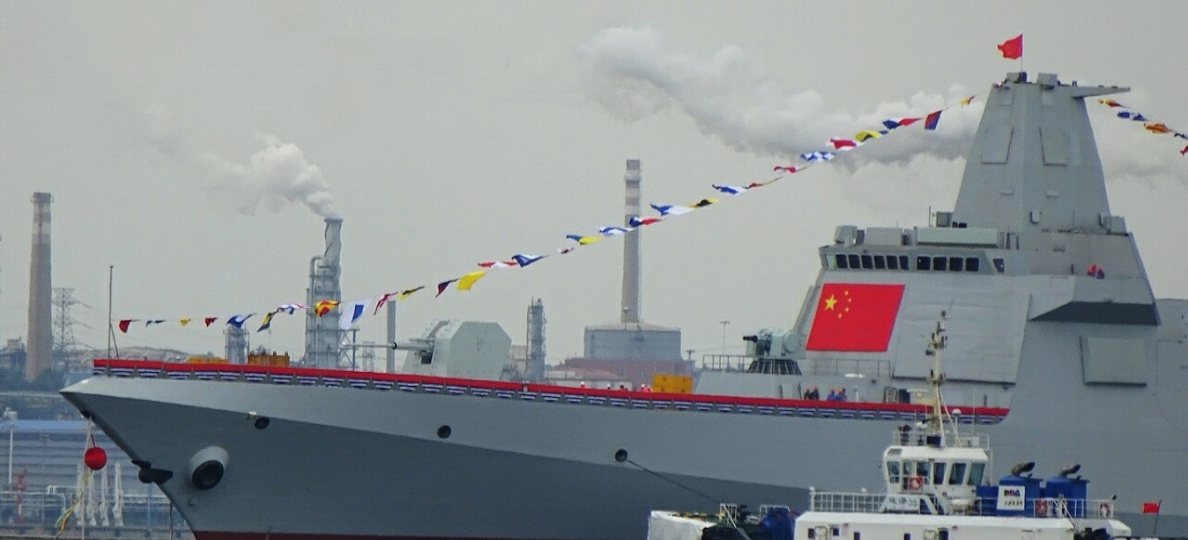 中国两艘航母"带刀护卫"同日下水!