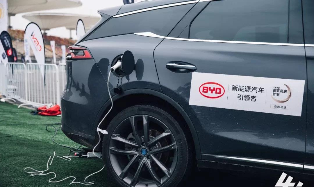 突破!比亚迪汽车闪耀中国顶级直线竞速赛场 小迪快报 发布于 2019-03-06 09:00:00 阅读数:4689 3月3日,2018Fast4ward总决赛现场,如果赋予比亚迪汽车一个最生动、最直观的描述,那么最好不过的就是: 突 破 ! 对于一个成立仅仅20多年的年轻车企来说,能以如此快的速度立足于强手林立的中国汽车市场,并维持多年的销量增势,实属奇迹!而同样是得益于其主打特长新能源技术!比亚迪汽车当前在国内汽车运动领域,也早已成为了自主品牌的领头羊。实在是惊人的突破! 在