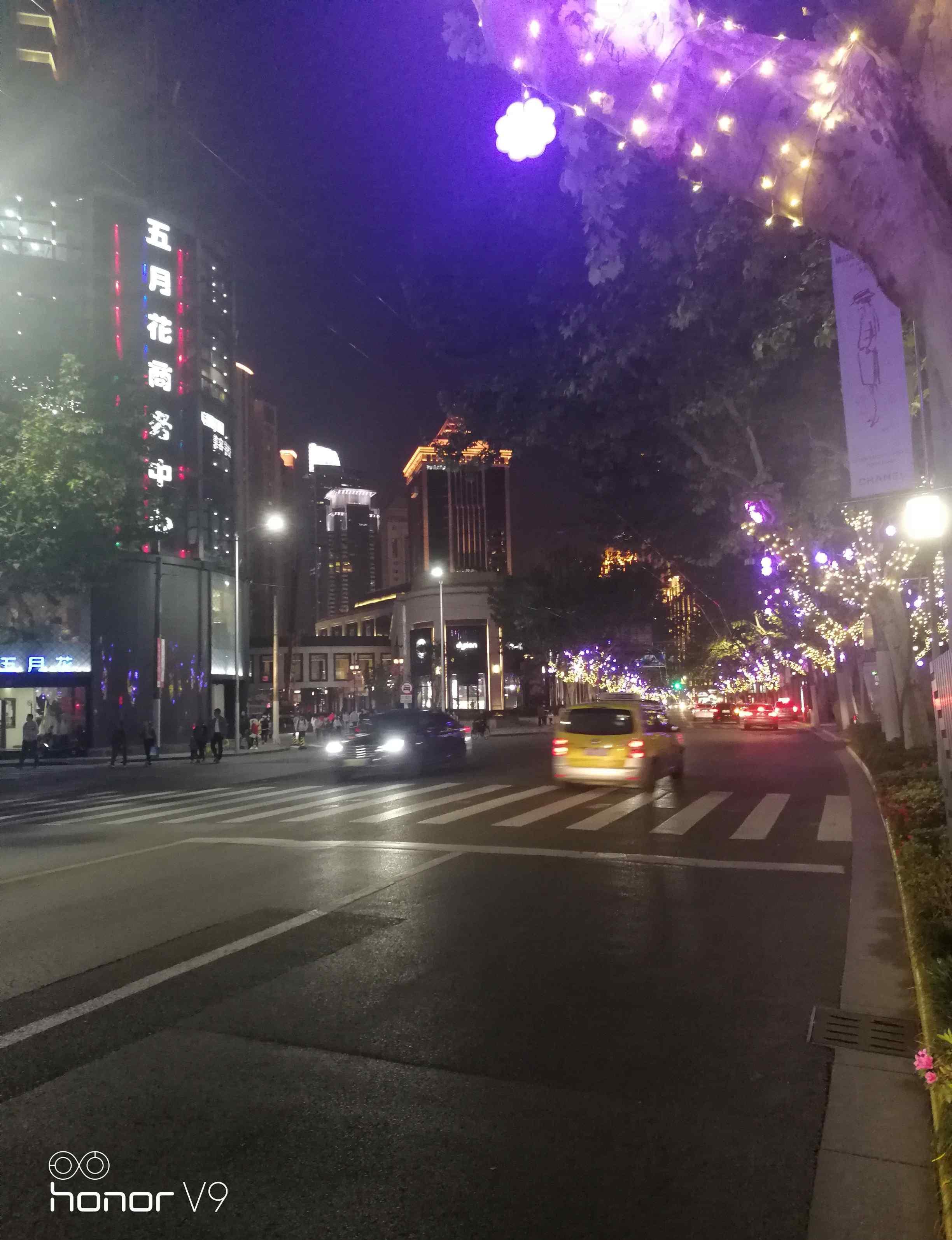 上海南京西路的夜景很美!放松心情!