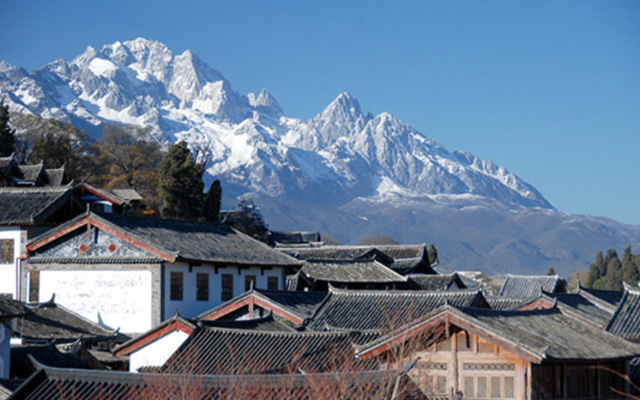 在木府的万卷楼上远望玉龙雪山的倩影.