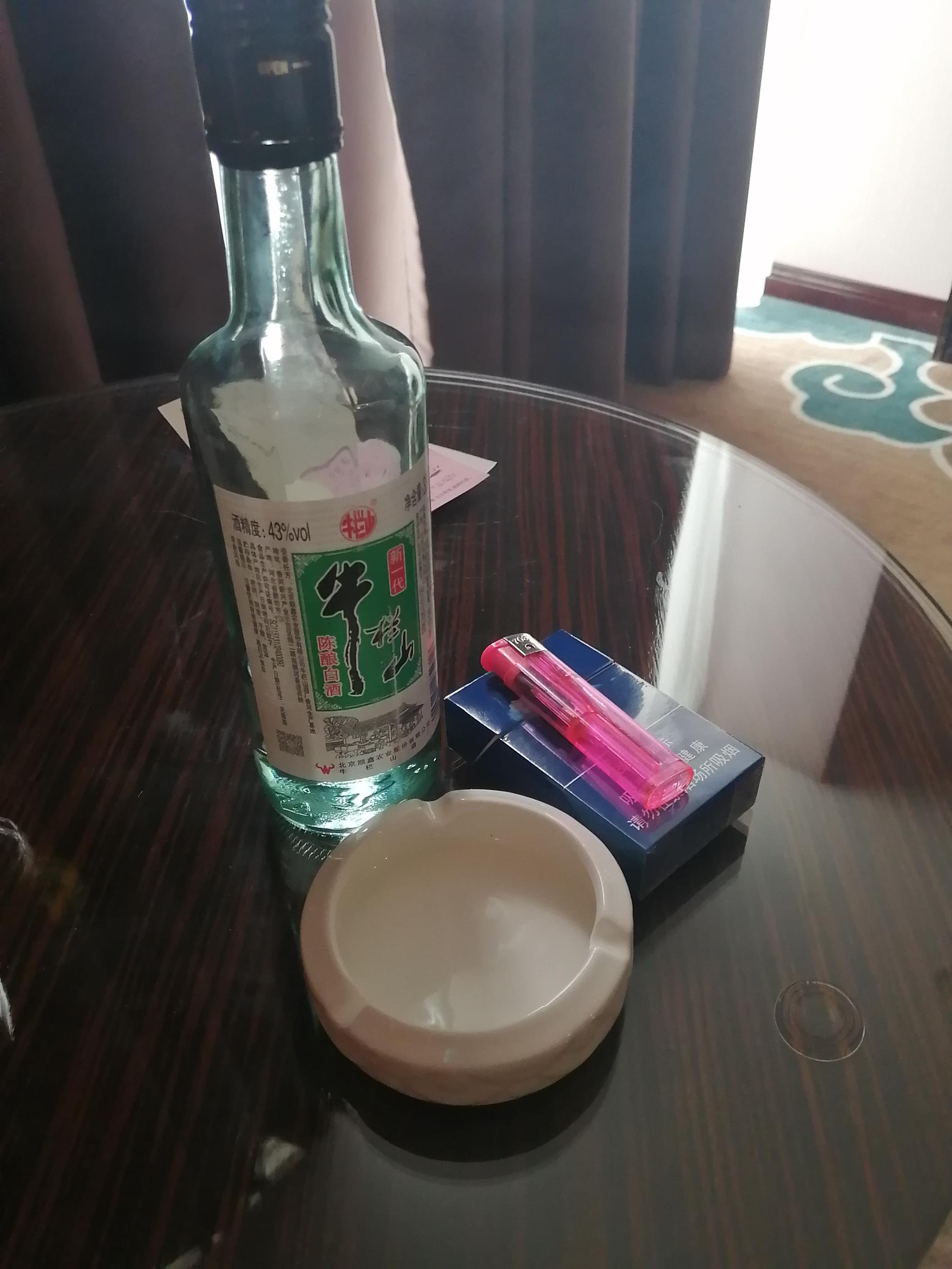 一瓶白酒一包烟一个破股看半天