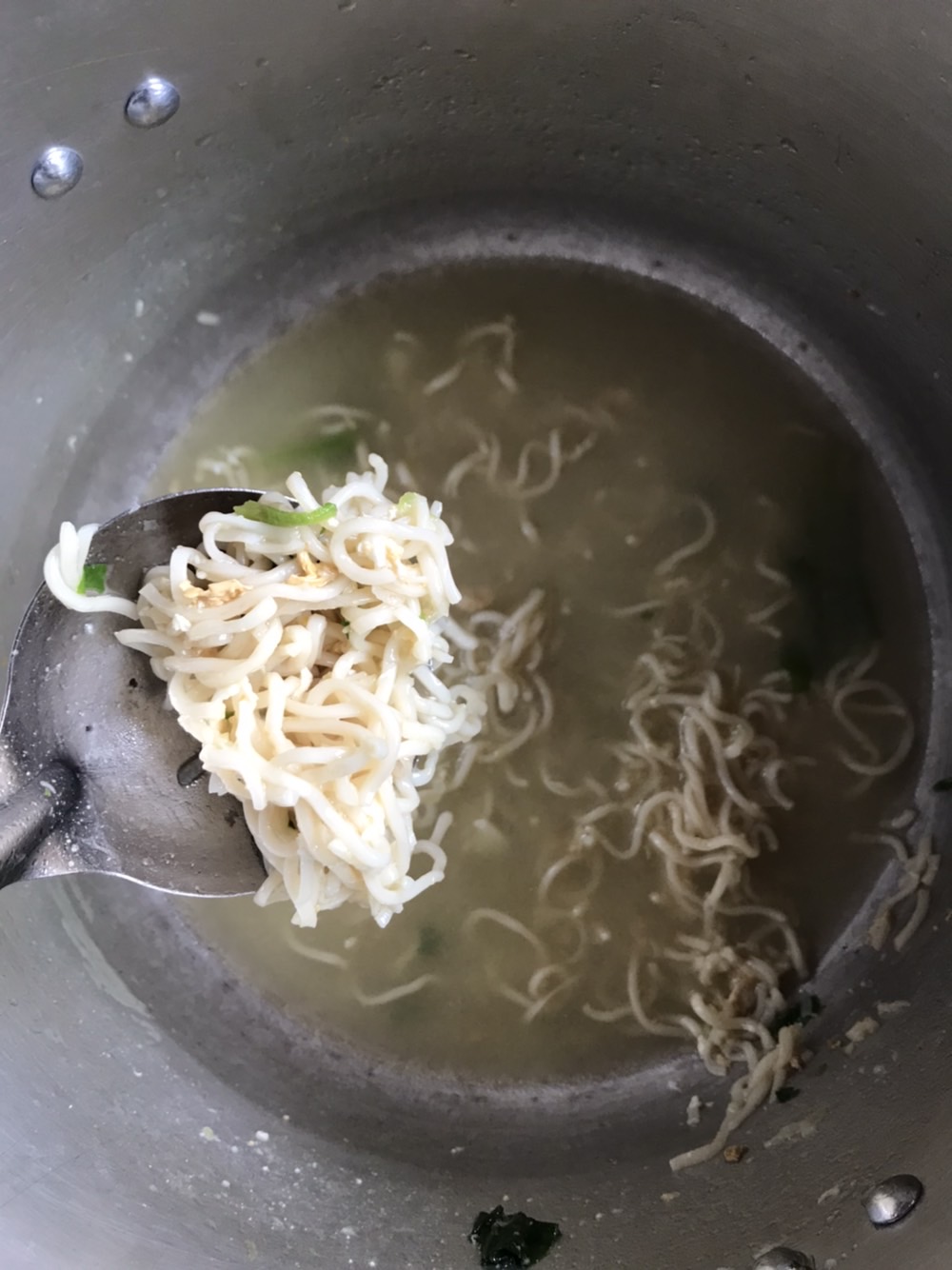 ڳ