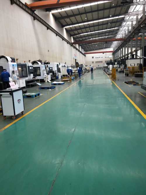 新华医疗机械加工车间一角,职工放弃双休主动加班,为疫情贡献自己的