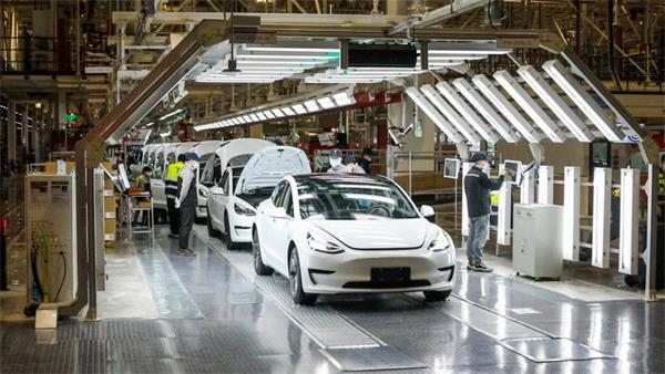 新车源源不断拉出厂区上海特斯拉超级工厂全面复产