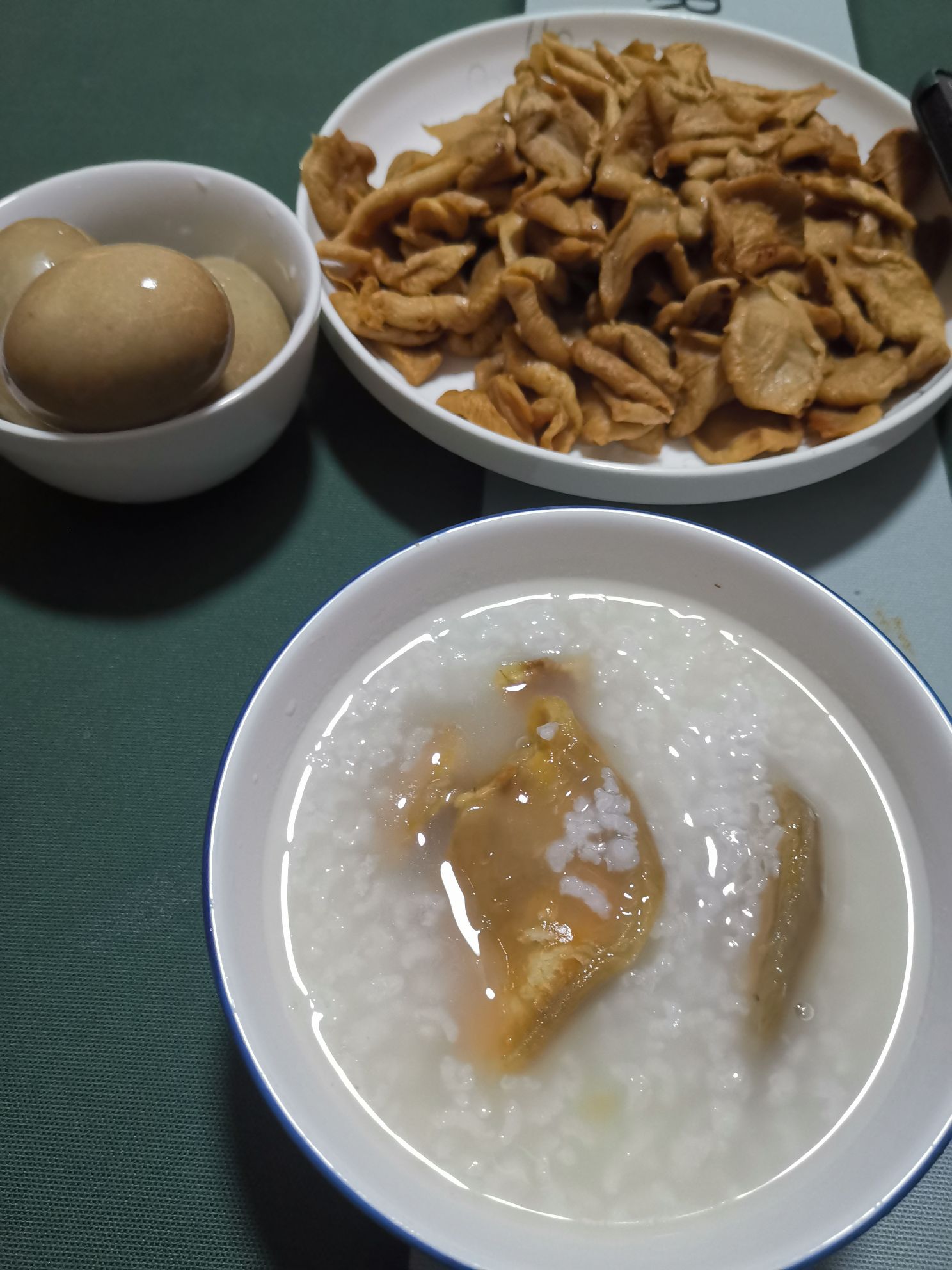 今晚吃粥,从福建老家带来的地瓜片和萝卜干,自家地里种的,从小吃到大