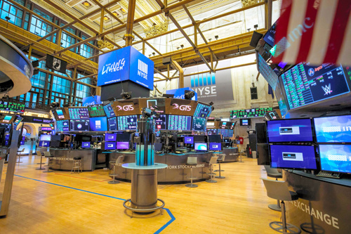华尔街交易所大厅无人了,都在线交易股市大涨了2112点.