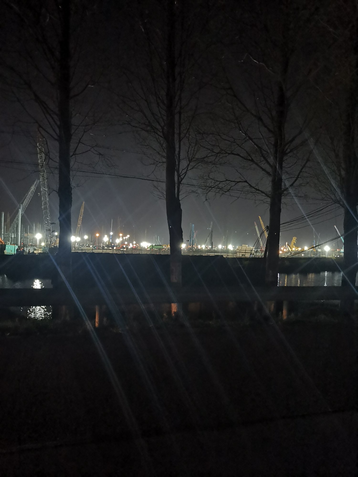 上海特斯拉2期灯火通明加班加点的建设中
