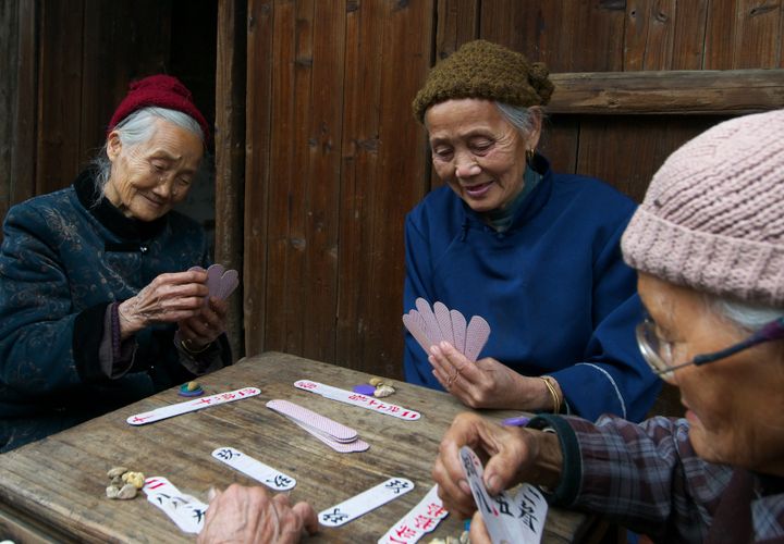 几个老太太在这里玩纸牌赢了就哈哈大笑输了就骂街1314年岁最大话最多