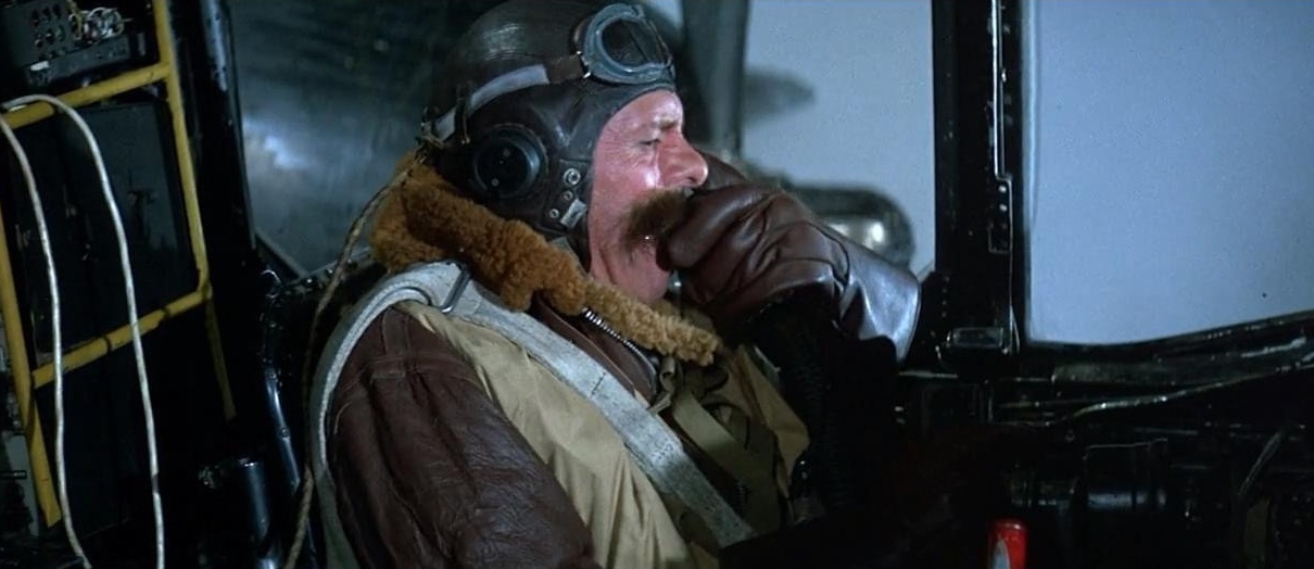 老电影《虎口脱险》轰炸机轰炸对手,你得有轰炸机,你得有航空发动机.