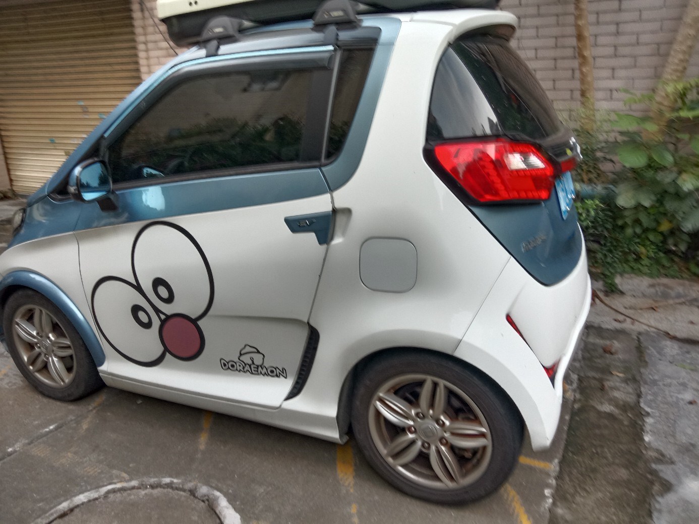 看到一辆正在充电的众泰小车,定位:广东