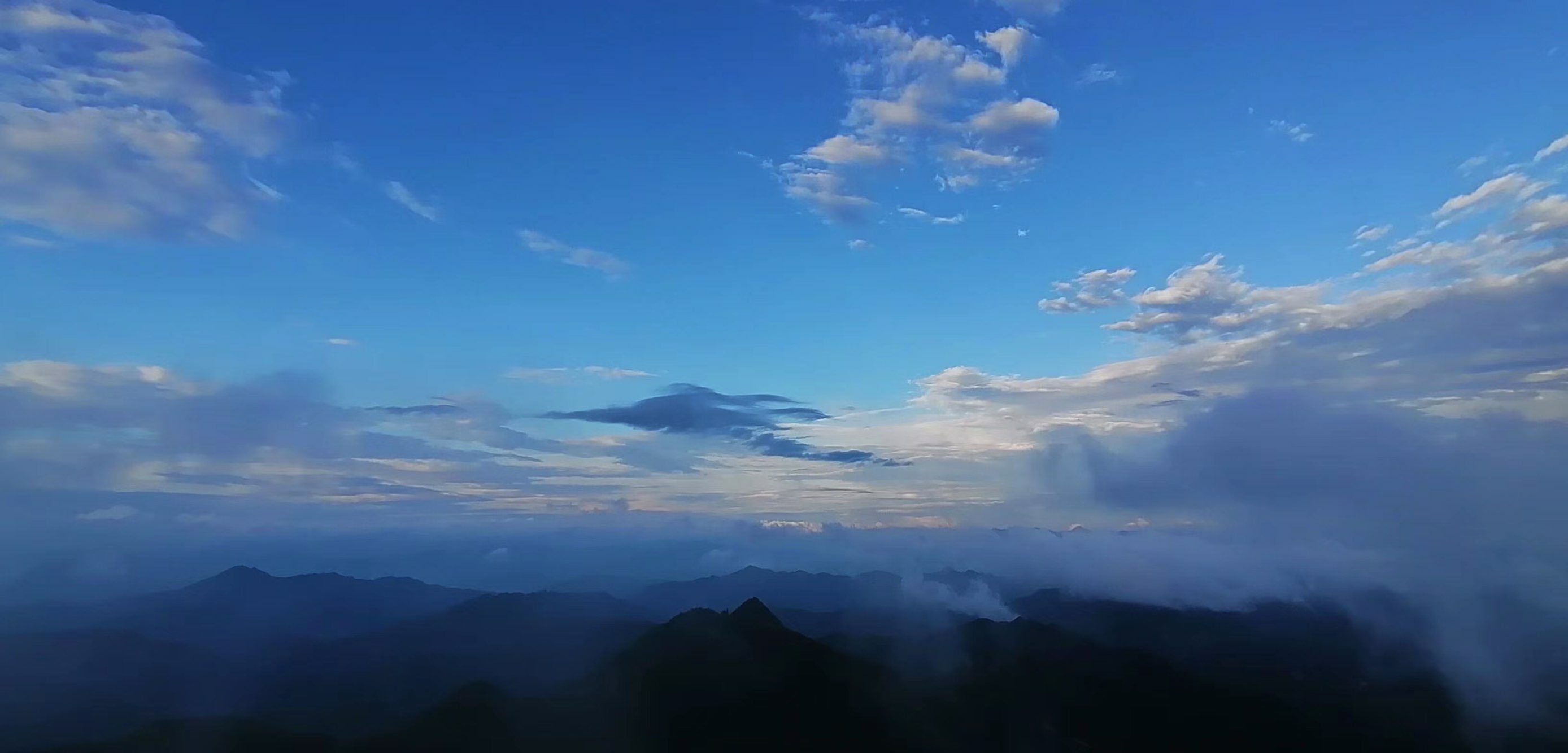 贺州鹅塘镇梅顶山山顶拍下的天空,朋友们,你们看见了什么[微笑]说说