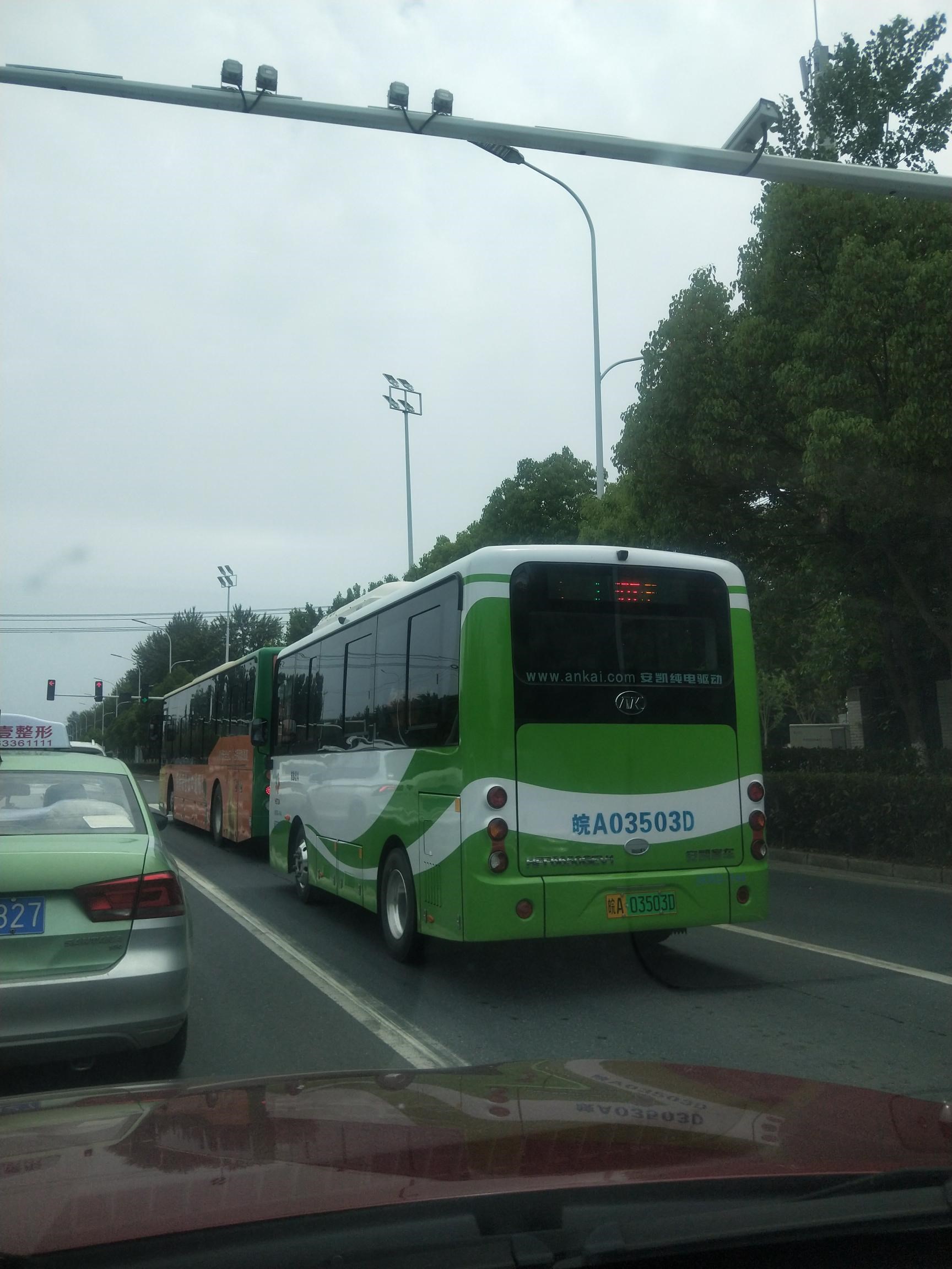 上班路上,随处可见的安凯纯电动公交车.图中就有两辆