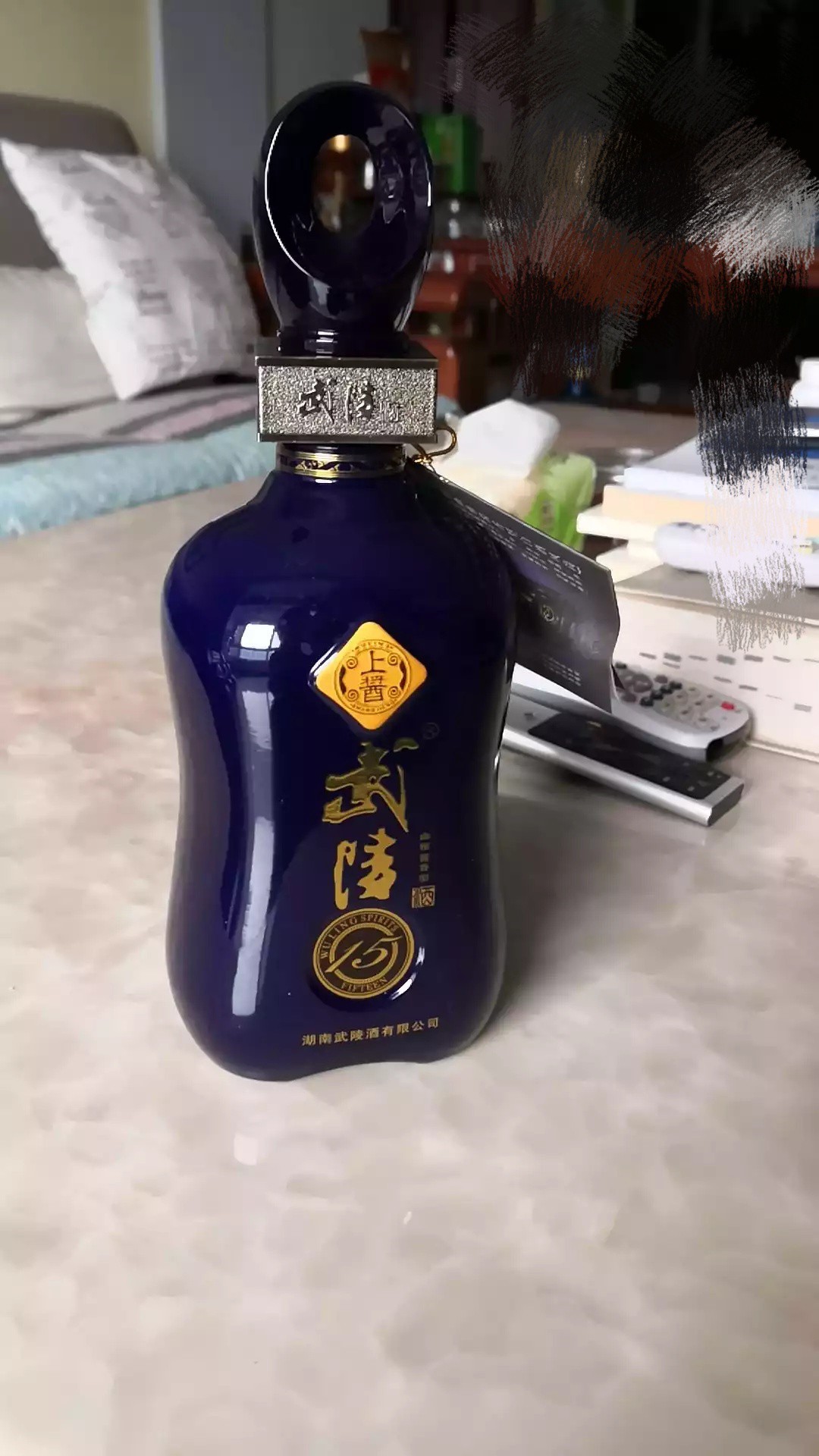 我家相公又买了武陵酱香酒,分别买了上酱酒和中酱酒,我家酒柜有完整的