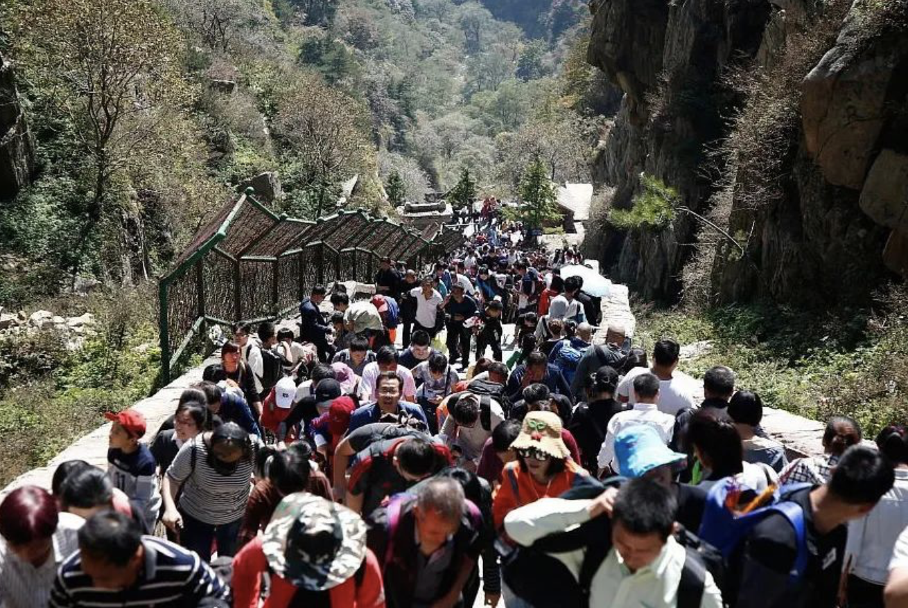 实际上的泰山行排队1小时做缆车,并非是本次清明假期泰山的唯一热搜.