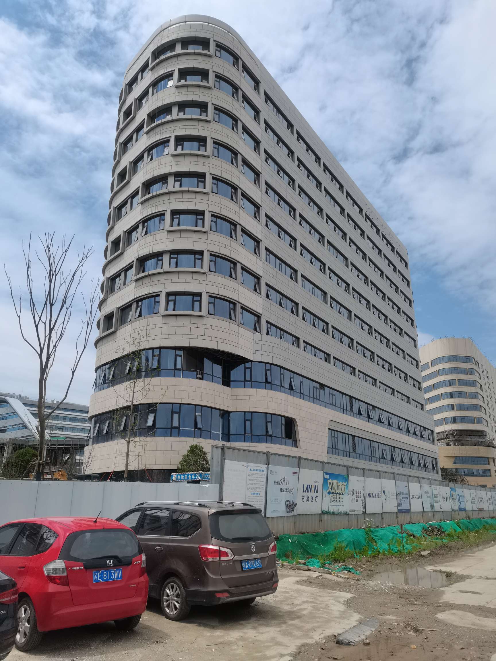 骨科医院,地下工程好象在结尾,实在是工程速度很慢,览海康复好象外墙