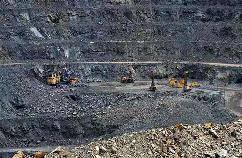 大中矿业:铁矿石价格将长期维持高位.钢铁产业上游储量为王.