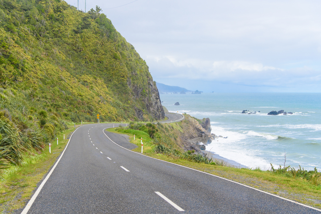 摄图网_303325506_新西兰沿海高速公路新西兰南部岛屿海岸一带的风景优美公路（企业商用）.jpg
