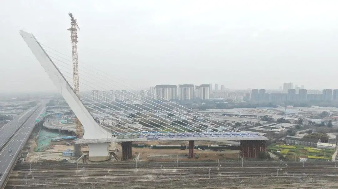 重 磅 : 全国首例采用转体施工工艺的单塔无背索斜拉桥成功转体_财富号_东方财富网