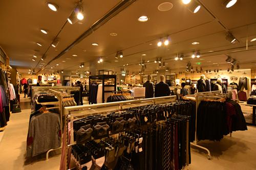 hm开业衣服种类多样