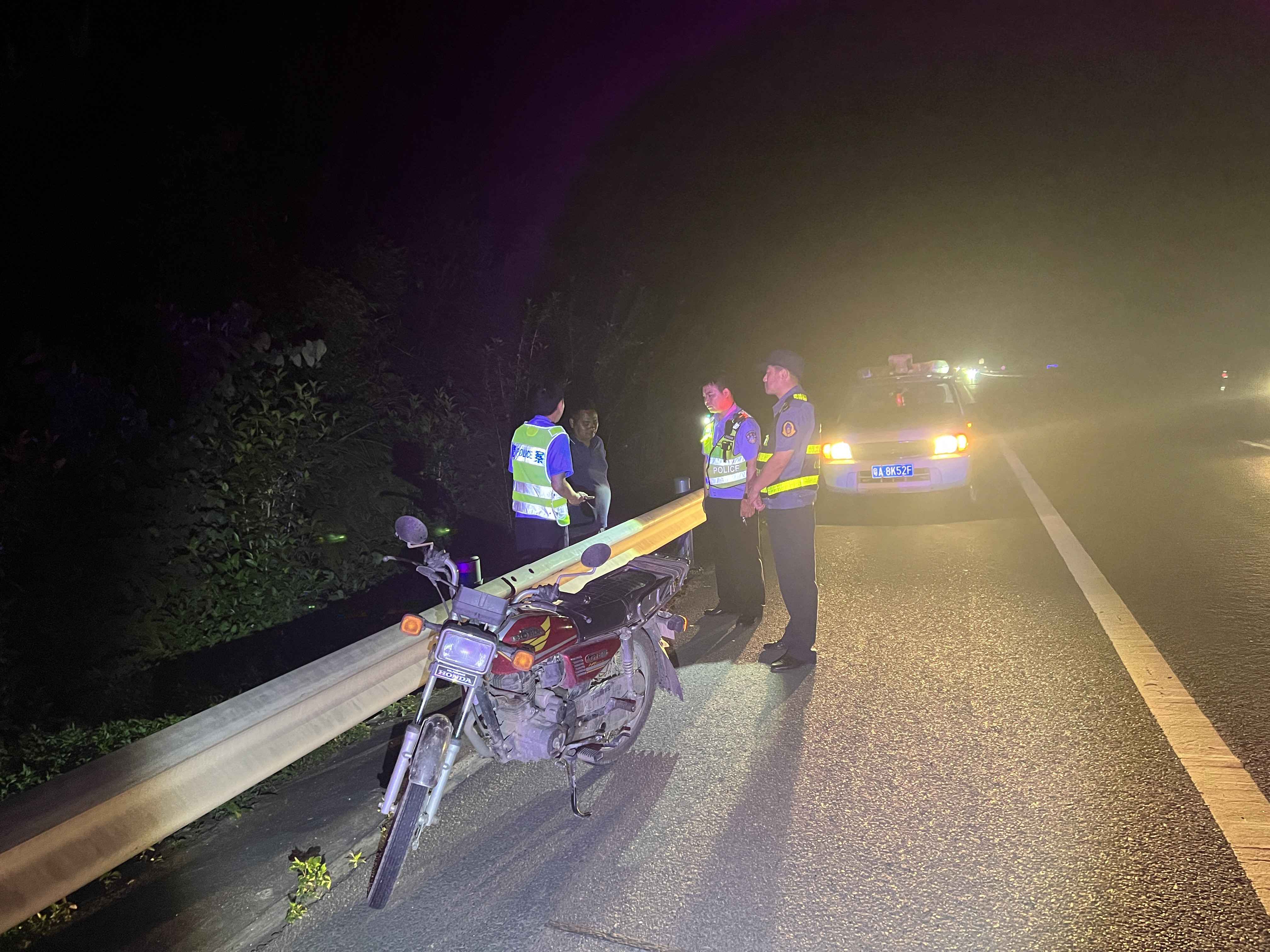 男子夜间驾驶摩托上高速逆行路警合力搜寻拦截