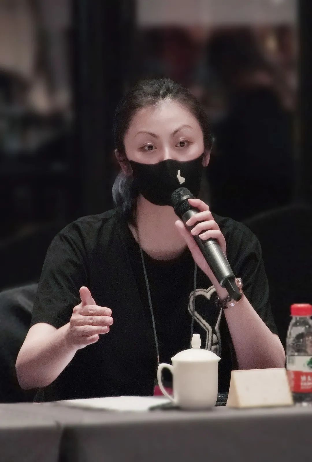 总制作人吴艳副总导演孟可音乐总监赵麟导演团队合影左右滑动查看更多