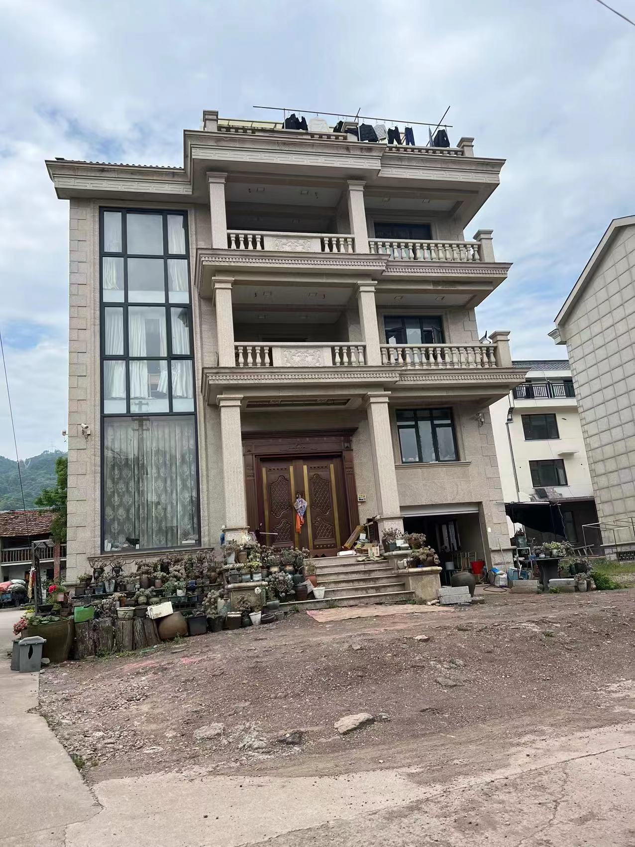 以案释法浙江东阳横店镇岩前村违建别墅5年仍屹立不倒