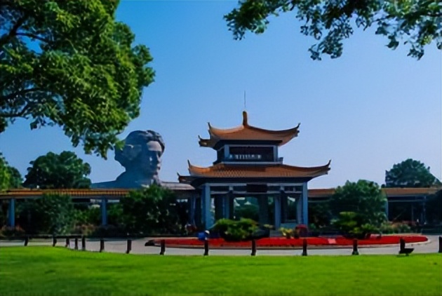 据说是世界上最大的内陆洲之一,位于湘江的江心,不仅有拱极楼,望江亭