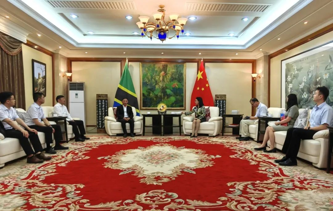 四川路桥党委书记董事长熊国斌出访坦桑尼亚