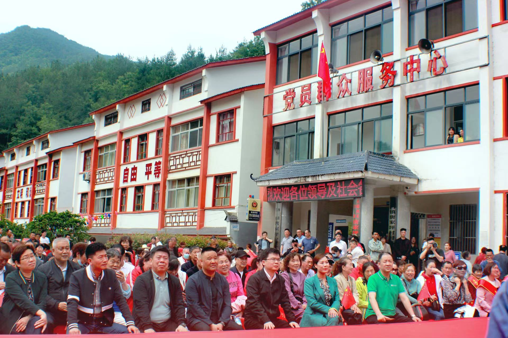 5月25日,中国人寿郧西县支公司在郧西县土门镇唐家坪村进行了游荷